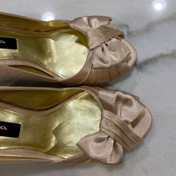 Nina Heels Size 37 US 6.5 Gold Champagne Satin Peep Toe Pleated Bow - Picture 3 of 14